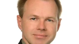 Dipl.-Ing. Berthold Hellenthal ist seit 2008 für die Audi AG als Mitglied des Managements in der Elektronik-Entwicklung (EE) tätig. Er unterstützt Entwicklungsabteilungen der Technischen Entwicklung (TE) bereichsübergreifend bei der Hardware-Entwickl