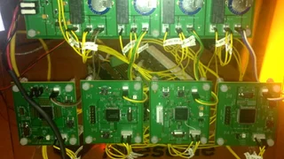 Für Kinetis-L, MSP430, PIC24 und RL78  wird jeweils ein gleich großer Supercap mit einer definierten und identischen Ladung auf gleiche Spannung aufgeladen.
