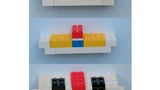 Drei Schritte in der Herstellung eines MOS-Transistors (von oben nach unten). Die Bausteinfarben bedeuten: Weiß: Isolator SiO2; Blau: P-Typ Si; Rot: Poly-Si N-Typ; Gelb: N-Typ Si; Schwarz: Metall.