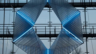 Festos »SmartInversion« ist ein mit Helium gefülltes Flugobjekt, das sich durch seine eigene Umstülpung fortbewegt. Die endlose, rhythmisch pulsierende Umstülpbewegung, die Inversion, verleiht dem Flugmodell seinen Namen.
