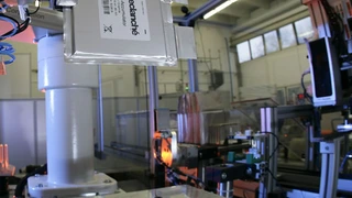 So sieht eine fertige Lithium-Titanat-Zelle dann aus, wenn sie den vollautomatisierten Produktions-Prozess verlässt.