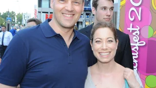 Melanie Mora, Robert Unseld