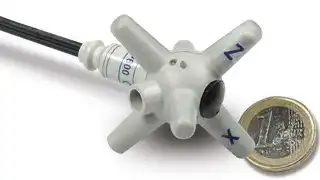 Nur 53 mm groß und 25 g schwer ist die isotrope Feldsonde PMM EP-602 von Narda.