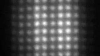 Das Moirémuster wie es die Kamera für einen einzelnen Röntgenpuls aufzeichnet. Es entsteht aus der Überlagerung der durch das Phasengitter abgelenkten(gebeugten) Röntgenstrahlen mit dem Absorptionsgitter. Aus einer Analyse der Verzerrungen gegenüber 