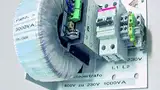 Bild 2: Mit dem Trafoschaltrelais TSRL »vertragen« sich der Ringkerntrafo und die Leistungsschutzschalter bestens