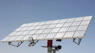  Das Bild zeigt ein Testsystem bestehend aus 40 hochkonzentrierenden PV-Modulen. Mit den jüngsten Prototypen der Module kann dank des Wirkungsgrades von 33,9 Prozent erstmals mehr als ein Drittel der Sonnenenergie direkt in Strom umgewandelt werden.