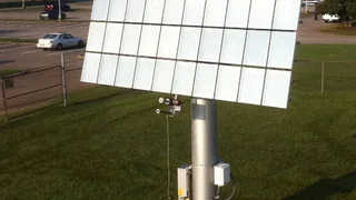 Das Bild zeigt ein Testsystem bestehend aus 40 hochkonzentrierenden PV-Modulen. Mit den jüngsten Prototypen der Module kann dank des Wirkungsgrades von 33,9 Prozent erstmals mehr als ein Drittel der Sonnenenergie direkt in Strom umgewandelt werden