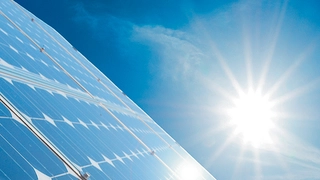 Photovoltaik-Anlage inspizieren.