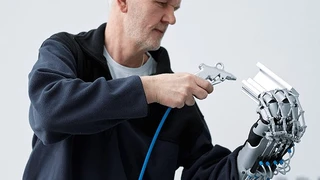 Auch wenn es darum geht, mit einer Druckluftpistole Späne von einem frisch geschnittenen Aluminium-Werkstück zu entfernen, kann die »ExoHand« gute Dienste leisten.
