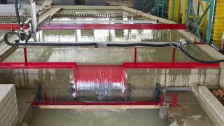 Schachtwasserkraftwerk: Die Turbine des Kraftwerks befindet sich in einem Schacht am Wehr. Unter dem Wehr wird das Wasser zurückgeleitet. 