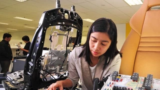 Victoria Penas, Systemtest-Ingenieurin in Singapur, beim Testen von Elektroniksystemen für Sitze.