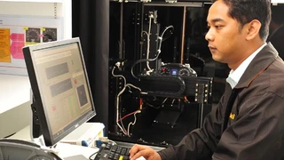 Tint Soe Min, Testingenieur in Singapur, beim Testen von neuen Fahrzeuginstrumenten.