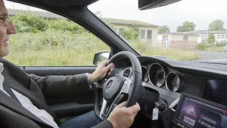 Durch den Einsatz von Kommunikationstechnologie werden  Einzelfahrzeuge untereinander vernetzt und vergrößern so den erfassbaren Bereich der Fahrzeugumgebung. In diesem Fall wird vor einem liegengebliebenen Fahrzeug gewarnt.