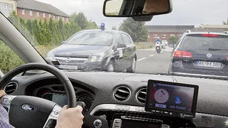 Auch wenn der FAhrer das Einsatzfahrzeug noch nicht hören oder sehen kann, erhält er dank der Car-to-x-Kommunikation frühzeitig eine entsprechende Meldung und kann sich darauf einstellen.