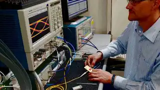 Oszilloskope mit sequenzieller Äquivalenzzeitabtastung bieten sich für vielfältige Anwendungen an, etwa zum Entwickeln und Testen von Kommunikationstechnik, Computern und Unterhaltungselektronik im Hochgeschwindigkeitsbereich mit Datenübertragungen v