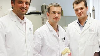 Das Forscherteam (v.l.): Prof. Dr. Oliver G. Schmidt (IFW Dresden und TU Chemnitz), Daniil Karnaushenko (Doktorand an der TU Chemnitz) und Dr. Denys Makarov (IFW Dresden.