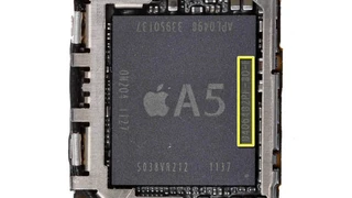 Unter dem A5-Prozessor befinden sich höchstwahrscheinlich die gestackten DRAM-Module. Dabei handelt es sich um 2 Dies mit 2 Gbit Speicherkapazität. Anhand der Bezeichnung (gelb) auf dem A5-Prozessor, haben die Experten von iFixit herausgefunden, dass