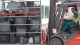 Bild 2. Mit einem einfachen Transportgestell lassen sich Bildschirmgeräte ohne starke Beschädigungen auch auf Sammel- und Wertstoffhöfen rationell transportieren.