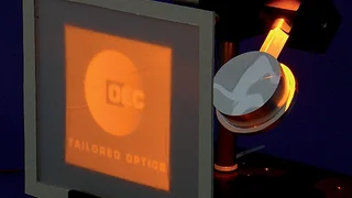 Demonstrator eines Freiformspiegels, der das OEC-Logo erzeugt