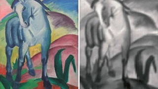 . Die Zielverteilung Blaues Pferd von Franz Marc (links) kann mit einer einzigen maßgeschneiderten Freiform-Optik erzeugt werden. Rechts: Simulation der resultierenden Lichtverteilung, erzeugt durch eine Freiformlinse vor einer LED