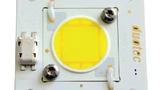 Das LED-Modul wird auf eine größere Kupferplatte montiert, die der Wärmespreizung dient und eine robuste Montage ermöglicht. 