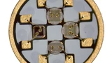 Bei der Dickschichthybridkeramik werden die Leiterbahnen mit der Keramik in einem Sinterprozess verbunden, die LEDs ohne Gehäuse auf die Keramik aufgeklebt. 