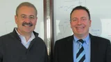 Maxim-CEO Trunc Doluca mit Elektronik-Redakteur Frank Riemenschneider in seinem Büro in San Jose, Kalifornien.