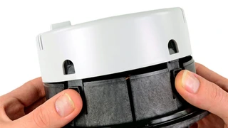 Das Smart Meter lässt sich leicht öffnen: dazu muss man lediglich die 4 Plastik-Clips öffnen.