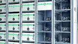 Bild 2: In der Ladestation wartet die Buchse des Steckverbinder-Systems auf ihr Gegenstück an der Batterie 