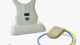 Bild 1: Das Implantat besteht aus einer leistungsfähigen Pumpe (rechts), die mithilfe einer wiederaufladbaren Batterie betrieben wird. Für eine größere Mobilität wird der SmartCharger (links) ebenfalls mit einem Akku betrieben. Quelle: Sequana Medica