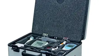 Bild 2: Die fertige Lösung mit Blick auf die medizinischen Geräte; die Kamera für die Videokonferenz bleibt dabei frei und aktiv