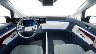 Fahrer- und Beifahrer-Cockpit mit auf den Fahrer ausgerichtetem Bedienlayout: rekonfigurierbares TFT-Kombiinstrument, interaktive Touchscreens, Head-up-Display und Display für den rückwärtigen 180-Grad-Überblick via Kamera.