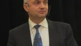 IMEC-CEO Luc van den Hove bei seinem IEDM-Vortrag über Moores Law. 