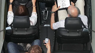 Im Fahrzeug können bis zu acht mobile Endgeräte gleichzeitig mit Hochgeschwindigkeit im Internet surfen.