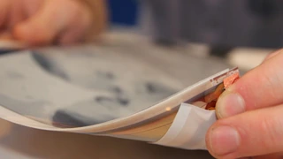 Die Tablets sind aüßerst dünn und flexibel. Sie basieren auf der Display-Technik von Plastic Logic.