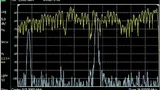 Auf dem Display des FieldFox (N9938A) mit der Standard-Einstellung (Clear/Write // Lösche/Schreibe) ist ein Signal (blau) mit zwei deutlich aus dem Rauschen kommenden Frequenzen zu sehen