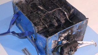 Bild des verkohlten Akkus aus dem Hilfstriebwerk des Dreamliners.