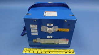 Der unzerstörte, baugleiche Akku, der als Hauptbatterie der Boeing 787 im Einsatz war. Er wiegt 31,5 kg und ist ca. 48 cm x 33,5 cm x 26 cm groß.
