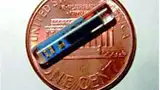 Bild 4: Größenvergleich des Sensors (15 mm x 3 mm) mit einer US-Cent-Münze