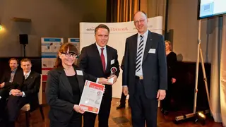 Ingenieursoftware 1. Platz Fast schon wie immer: der 1. Preis ging wieder an CadSoft Computer für die PCB-Design-Software Eagle 6. Pirjo Niemi von Farnell (links) und Thomas Liratsch von CadSoft (Mitte) nehmen Urkunde und Pokal im Empfang.