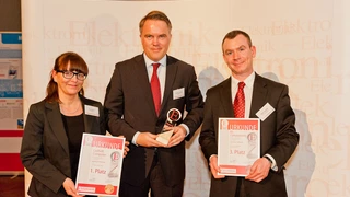 Die Gewinner des 1. und des 3. Platzes beim Gruppenfoto.