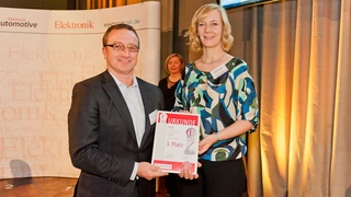 Der Gewitter-Sensor-IC AS 3935 wurde von den Lesern auf den 3. PLatz gewählt. Johann Winter von ams nimmt die Urkunde in Empfang.