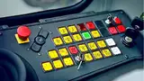 Bild 1: Nur 2 mm hoch sind die nahtlos nebeneinander montierbaren, quadratischen Betätiger der Serie »Oktron-Juwel« von Schlegel, wie sie in Krankabinen von Liebherr zum Einsatz kommen 
