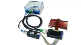Serielle Hochgeschwindigkeitsschnittstellen basierend auf dem AURORA-Protokoll mit Übertragungsgeschwindigkeiten im Gigabit-Bereich verlangen Signalverarbeitung dicht am Target (Universal Access Device 3+ mit AURORA-Trace und Debug-I/O-Pod)