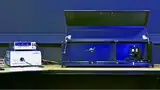 Bild 4: Das Goniophotometer ist per optischem Kabel mit dem Spektralradiometer verbunden