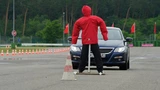 Bild 8. Die S-CAM von TRW erkennt sowohl sich bewegende als auch stehende Fußgänger, unterscheidet Erwachsene von Kindern und nimmt Fahrradfahrer wahr. 