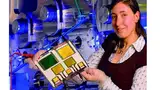 Bild 4: Eine Forscherin vom Fraunhofer IPMS präsentiert eine flexible OLED mit dem Barriereschichtsystem 