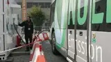 Hybridbus beim Tanken