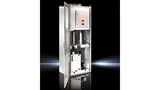 Die neue Generation der TopTherm Chiller ist in einem TS-8-Schaltschrank mit 600 mm Einbautiefe untergebracht und fügt sich daher in industrielle Schaltanlagen ein.
