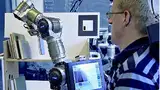 Bild 1: Bei dem teilautonomen System überwacht der Bediener den Greifvorgang. Treten Fehler oder Schwierigkeiten auf, kann er jederzeit steuernd eingreifen.